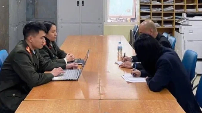Công an Hà Nội xử phạt “giang hồ mạng” Phú Lê Công an Hà Nội xử phạt “giang hồ mạng” Phú Lê