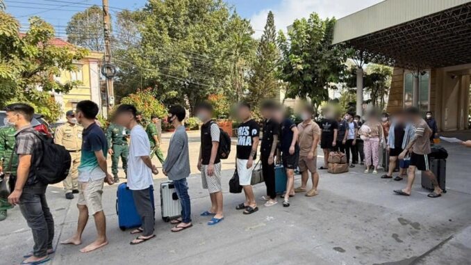 Gần 180 người Việt được trao trả từ Campuchia Gần 180 người Việt được trao trả từ Campuchia