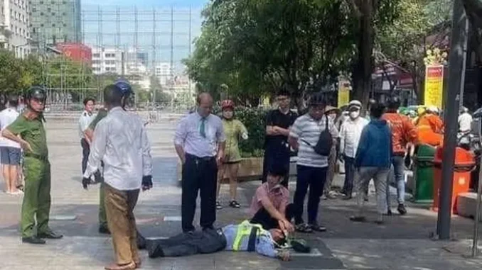 TPHCM: Bắt khẩn cấp thanh niên đánh nhân viên bảo vệ bất tỉnh trên phố đi bộ Nguyễn Huệ TPHCM: Bắt khẩn cấp thanh niên đánh nhân viên bảo vệ bất tỉnh trên phố đi bộ Nguyễn Huệ