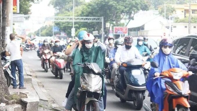 Đang đi đường mà dừng lại mặc áo mưa, áo rét cũng bị CSGT phạt tới 14 triệu đồng trong trường hợp này? Đang đi đường mà dừng lại mặc áo mưa, áo rét cũng bị CSGT phạt tới 14 triệu đồng trong trường hợp này?