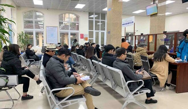 Giáo viên xếp hàng chờ đăng ký kinh doanh dạy thêm Giáo viên xếp hàng chờ đăng ký kinh doanh dạy thêm