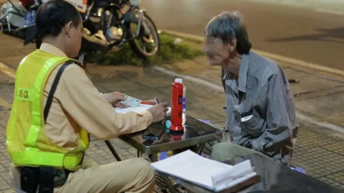 Người đàn ông đi xe đạp bị phạt 500.000 đồng vì nồng độ cồn Người đàn ông đi xe đạp bị phạt 500.000 đồng vì nồng độ cồn