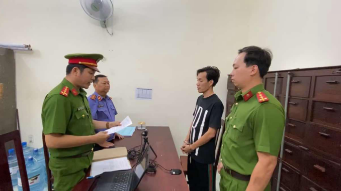 Bắt đối tượng trêu ghẹo cô gái, hung hăng đánh người và đập phá quán ăn ở TP.HCM Bắt đối tượng trêu ghẹo cô gái, hung hăng đánh người và đập phá quán ăn ở TP.HCM