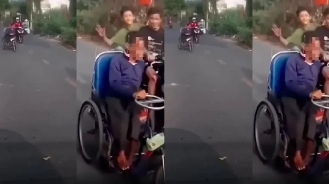 Công an xác minh clip người đàn ông khuyết tật bị hai thanh niên đi xe máy không mũ bảo hiểm tát vào đầu Công an xác minh clip người đàn ông khuyết tật bị hai thanh niên đi xe máy không mũ bảo hiểm tát vào đầu