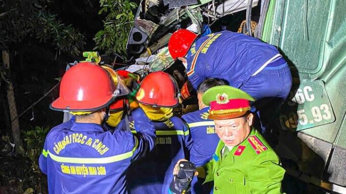 Nguyên nhân vụ tai nạn giữa xe khách và xe đầu kéo làm 14 người thương vong Nguyên nhân vụ tai nạn giữa xe khách và xe đầu kéo làm 14 người thương vong