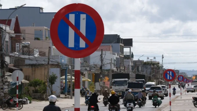 Vụ 1km đường có tới 23 biển cấm đỗ xe: Đại diện UBND huyện khẳng định hợp lý nhưng vẫn ‘ngậm ngùi’ tháo dỡ vì 1 lý do Vụ 1km đường có tới 23 biển cấm đỗ xe: Đại diện UBND huyện khẳng định hợp lý nhưng vẫn ‘ngậm ngùi’ tháo dỡ vì 1 lý do