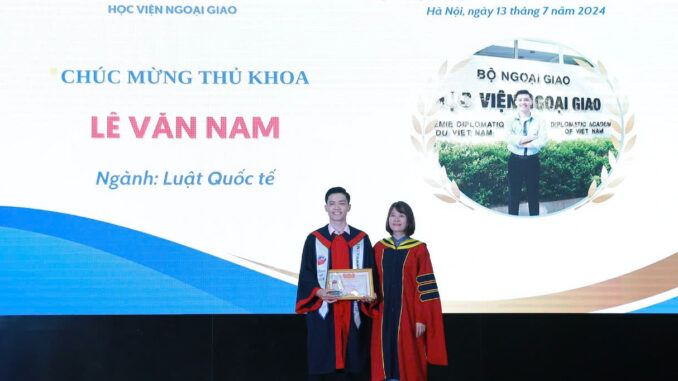 Thủ khoa ngành Luật Quốc tế, Học viện Ngoại giao gác lại sự nghiệp viết đơn xin nhập ngũ vào ngành công an Thủ khoa ngành Luật Quốc tế, Học viện Ngoại giao gác lại sự nghiệp viết đơn xin nhập ngũ vào ngành công an