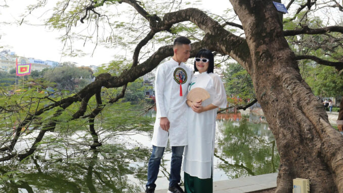 Chàng trai 28 yêu bạn gái 44 tu/ổi có hai đời chồng Chàng trai 28 yêu bạn gái 44 tu/ổi có hai đời chồng