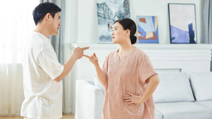 Bố chồng đi họp lớp về muộn, thấy dòng tin nhắn trong điện thoại, mẹ chồng tôi đề nghị ly hôn luôn Bố chồng đi họp lớp về muộn, thấy dòng tin nhắn trong điện thoại, mẹ chồng tôi đề nghị ly hôn luôn
