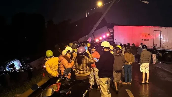3 xe tải tông nhau trên Quốc lộ, nhiều người bị thương 3 xe tải tông nhau trên Quốc lộ, nhiều người bị thương