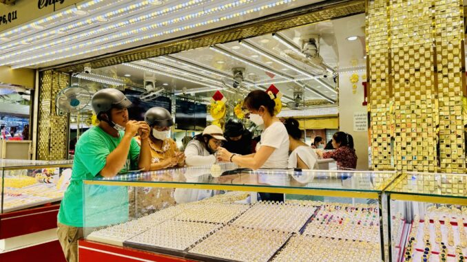 Khóc nghẹn giá vàng sáng nay: Nhà đầu tư m;;ất hết thật rồi, trắng tay rồi Khóc nghẹn giá vàng sáng nay: Nhà đầu tư m;;ất hết thật rồi, trắng tay rồi