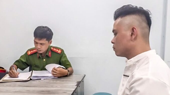 Bắt khẩn cấp người 'bênh' chó, đánh bảo vệ tại phố đi bộ Nguyễn Huệ Bắt khẩn cấp người 'bênh' chó, đánh bảo vệ tại phố đi bộ Nguyễn Huệ