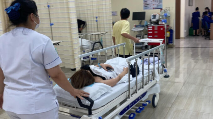 Ca sĩ Dương Hoàng Yến bị liệt dây thần kinh số 7 Ca sĩ Dương Hoàng Yến bị liệt dây thần kinh số 7