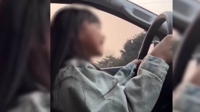 Clip bố giao vô lăng ô tô cho bé gái cầm lái, chạy 60km/h xôn xao mạng xã hội Clip bố giao vô lăng ô tô cho bé gái cầm lái, chạy 60km/h xôn xao mạng xã hội