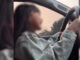Clip bố giao vô lăng ô tô cho bé gái cầm lái, chạy 60km/h xôn xao mạng xã hội