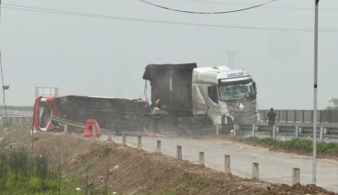 Xe ô tô chở đoàn giáo viên và học sinh Xe ô tô chở đoàn giáo viên và học sinh