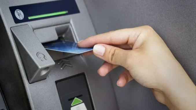 Nam sinh đến cây ATM rút tiền tiêu tạm, ngỡ ngàng khi thấy số dư hơn 200 tỷ đồng Nam sinh đến cây ATM rút tiền tiêu tạm, ngỡ ngàng khi thấy số dư hơn 200 tỷ đồng