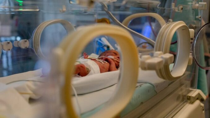Định mệnh ngh:iệt ng:ã từ sai sót y khoa: Bị cho thở bằng “khí cười” thay vì oxy, bé sơ si:nh ra đi th:ương tâm Định mệnh ngh:iệt ng:ã từ sai sót y khoa: Bị cho thở bằng “khí cười” thay vì oxy, bé sơ si:nh ra đi th:ương tâm