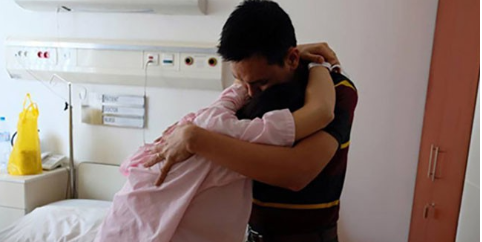 40t vẫn chưa vợ nên tôi được mai mối cho em gái bị c:âm đ i ếc cùng làng. Ban đầu h ơi á i ng:ại nhưng khi tiếp xúc thì tôi đã bị đ:ắm chìm trong tình yêu nên 3 tháng sau quyết cưới em về làm vợ và chúng tôi sớm có tin vui. Ngày đưa em đến viện đi sinh qu ý t ử đầu lòng, vừa nhìn thấy mặt con, em liền nói một câu tròn vành rõ chữ khiến cả nhà h: oảng h:-ốt 40t vẫn chưa vợ nên tôi được mai mối cho em gái bị c:âm đ i ếc cùng làng. Ban đầu h ơi á i ng:ại nhưng khi tiếp xúc thì tôi đã bị đ:ắm chìm trong tình yêu nên 3 tháng sau quyết cưới em về làm vợ và chúng tôi sớm có tin vui. Ngày đưa em đến viện đi sinh qu ý t ử đầu lòng, vừa nhìn thấy mặt con, em liền nói một câu tròn vành rõ chữ khiến cả nhà h: oảng h:-ốt