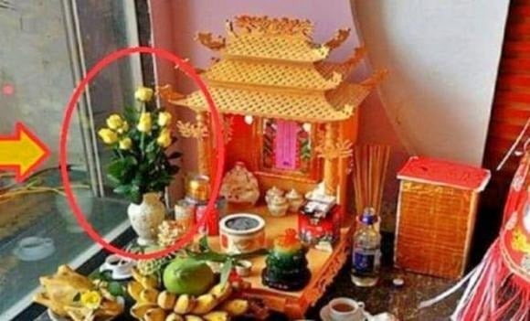 Tại sao nhà giàu thường đặt bình hoa bên trái bàn thờ? Họ thực sự rất thông minh Tại sao nhà giàu thường đặt bình hoa bên trái bàn thờ? Họ thực sự rất thông minh