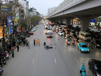 Hà Nội: Đang lái xe, người đàn ông bất ngờ đi chậm lại, tay lái lảo đảo rồi ng/ã xuống đường tuvong