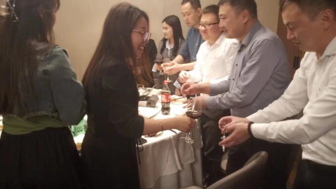 Họp lớp báo 23 người tham dự, lúc đi ăn lại thành 54 người: Ăn xong tôi lặng lẽ rời nhóm, kết thúc tình bạn 20 năm Họp lớp báo 23 người tham dự, lúc đi ăn lại thành 54 người: Ăn xong tôi lặng lẽ rời nhóm, kết thúc tình bạn 20 năm