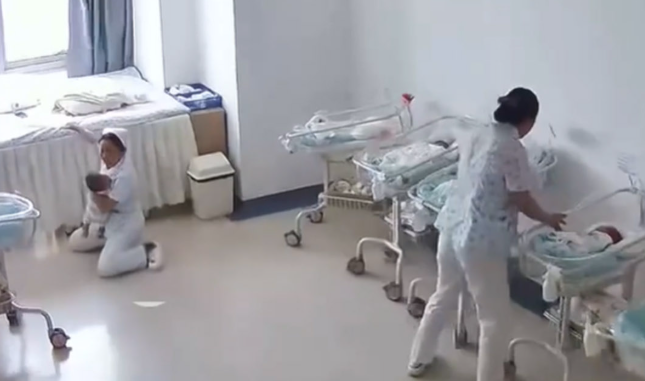 Nữ y tá quỳ gối, ôm chặt trẻ sơ sinh giữa trận động đất Nữ y tá quỳ gối, ôm chặt trẻ sơ sinh giữa trận động đất