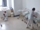 Nữ y tá quỳ gối, ôm chặt trẻ sơ sinh giữa trận động đất