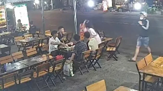 Nguyên nhân cô gái đập ly, 2 thanh niên lao vào chém 4 người ở TP Thủ Đức Nguyên nhân cô gái đập ly, 2 thanh niên lao vào chém 4 người ở TP Thủ Đức