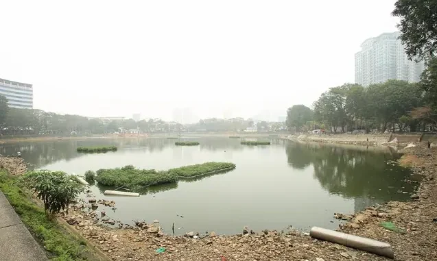 Rút hết nước trong hồ ở công viên lớn nhất Hà Nội, người dân bất ngờ cảnh tượng hàng nghìn bát hương, đồ thờ chất thành đống Rút hết nước trong hồ ở công viên lớn nhất Hà Nội, người dân bất ngờ cảnh tượng hàng nghìn bát hương, đồ thờ chất thành đống