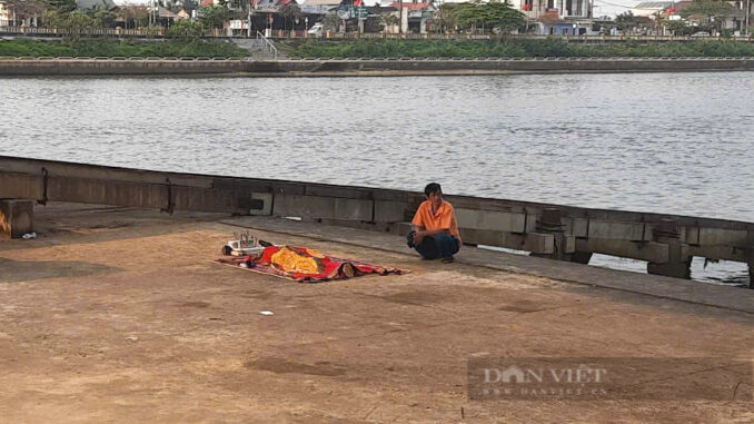 Người bố bần thần bên th:i th:ể con trai lớp 4 bị đ:uối nước ở Quảng Trị Người bố bần thần bên th:i th:ể con trai lớp 4 bị đ:uối nước ở Quảng Trị