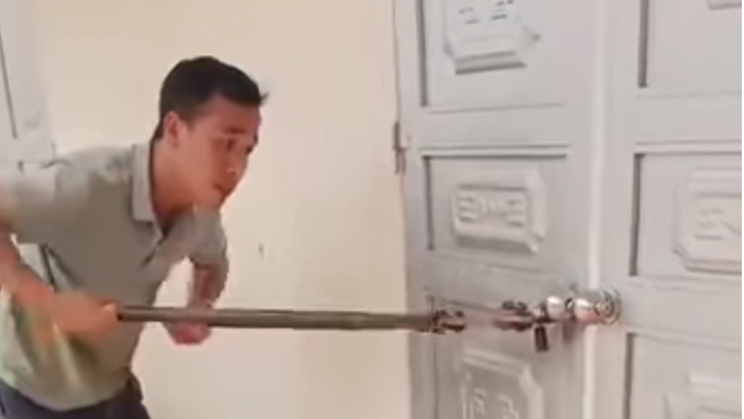Một học sinh lớp 2 bị b ỏ qu:ên trong lớp, cô giáo chủ nhiệm kh óa cửa đi về Một học sinh lớp 2 bị b ỏ qu:ên trong lớp, cô giáo chủ nhiệm kh óa cửa đi về