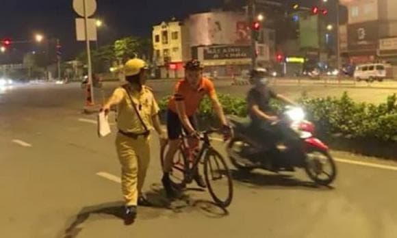N-óng: Từ tháng 3 này trở đi, người nào đi xe đạp ra đường mà không lắp thiết bị này sẽ bị phạt tới 200.000 đồng theo Nghị định 168 N-óng: Từ tháng 3 này trở đi, người nào đi xe đạp ra đường mà không lắp thiết bị này sẽ bị phạt tới 200.000 đồng theo Nghị định 168