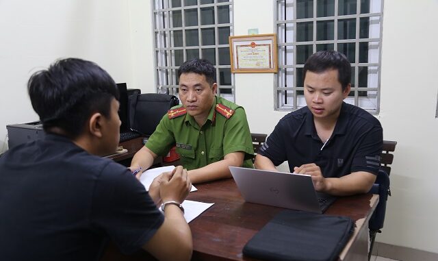 Bắt Dương Hữu Cường – Kẻ mua bán tài khoản ngân hàng cho các đối tượng ở Campuchia Bắt Dương Hữu Cường – Kẻ mua bán tài khoản ngân hàng cho các đối tượng ở Campuchia