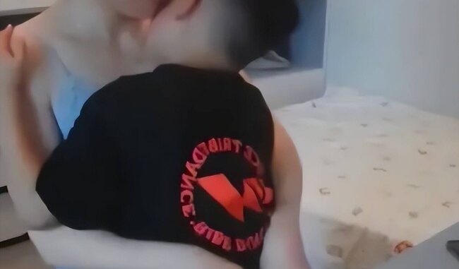 Bức ảnh 2 mẹ con ôm nhau gây tranh cãi: Ai đúng ai sai Bức ảnh 2 mẹ con ôm nhau gây tranh cãi: Ai đúng ai sai