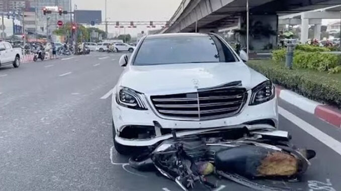 Nữ tài xế Mercedes đ:âm loạt xe máy đang chờ đèn đỏ: Toàn bộ sự việc gây xôn xao nhất hiện tại Nữ tài xế Mercedes đ:âm loạt xe máy đang chờ đèn đỏ: Toàn bộ sự việc gây xôn xao nhất hiện tại
