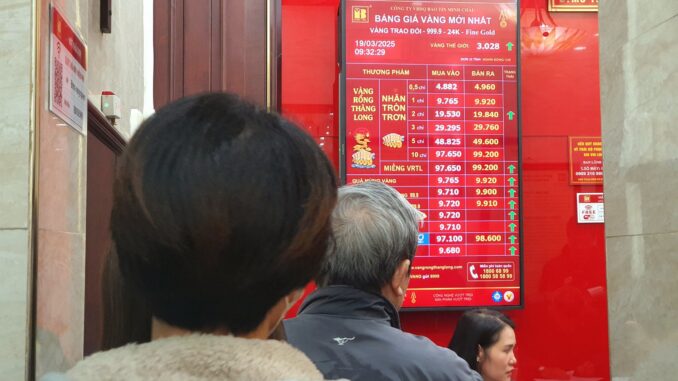 Ngủ dậy nhìn giá vàng mà tưởng người tối cổ: Giá tăng nhưng lại khó bán Ngủ dậy nhìn giá vàng mà tưởng người tối cổ: Giá tăng nhưng lại khó bán