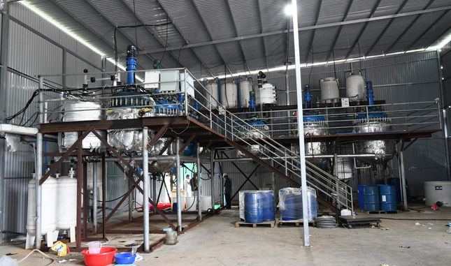 Nóng: Hình ảnh ‘sốc’ bên trong xưởng sản xuất ma tuý lớn nhất Việt Nam vừa bị hàng trăm cảnh sát đột kích Nóng: Hình ảnh ‘sốc’ bên trong xưởng sản xuất ma tuý lớn nhất Việt Nam vừa bị hàng trăm cảnh sát đột kích