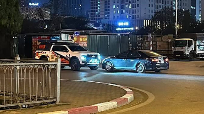 Lạ lùng hai ô tô quyết đối đầu, không ai chịu đi ở Hà Nội Lạ lùng hai ô tô quyết đối đầu, không ai chịu đi ở Hà Nội