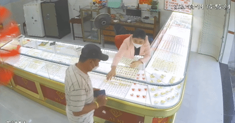 Clip nữ chủ tiệm vàng nhảy qua tủ kính, lao lên chặn đầu xe tên cướp Clip nữ chủ tiệm vàng nhảy qua tủ kính, lao lên chặn đầu xe tên cướp