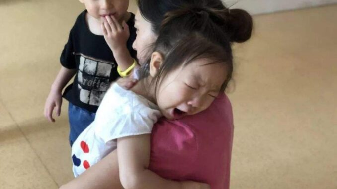 4 hậu quả nếu cho con đi học mầm non trước 3 tuổi: Giờ mới được nói ra 4 hậu quả nếu cho con đi học mầm non trước 3 tuổi: Giờ mới được nói ra