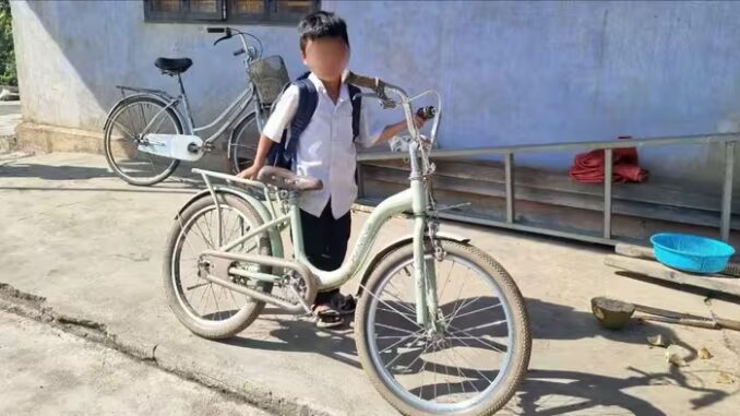 Mẹ bỏ đi biệt tích, 3 cháu bé đạp xe gần 50 km tìm cha vì nhớ Mẹ bỏ đi biệt tích, 3 cháu bé đạp xe gần 50 km tìm cha vì nhớ