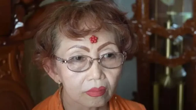 Người phụ nữ bỗng mọc hoa mai giữa trán Người phụ nữ bỗng mọc hoa mai giữa trán