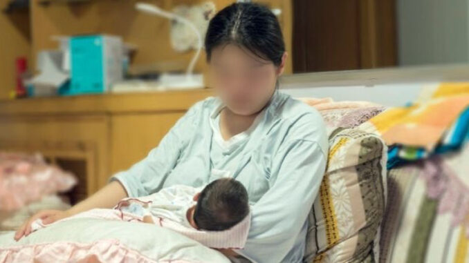 Ngày vợ trở dạ, lúc vào viện 2 vợ chồng choáng váng khi bác sĩ thông báo Hương mang thai 3. Hương được bác sĩ cho vào phòng mổ ngay lập tức vì sức khỏe đang yếu đi, để rồi sau đó bác sĩ đưa ra ngoài 3 đứa trẻ 2 trai, 1 gái khiến Hải vừa mừng vừa lo. Ngồi đút cháo cho vợ mà Hải cứ thẫn thờ: – Nhà nghèo giờ 3 đứa con anh lo vợ chồng mình không nuôi nổi em à. – Em này, anh định bán đi 1 đứa con trai đi để rồi Ngày vợ trở dạ, lúc vào viện 2 vợ chồng choáng váng khi bác sĩ thông báo Hương mang thai 3. Hương được bác sĩ cho vào phòng mổ ngay lập tức vì sức khỏe đang yếu đi, để rồi sau đó bác sĩ đưa ra ngoài 3 đứa trẻ 2 trai, 1 gái khiến Hải vừa mừng vừa lo. Ngồi đút cháo cho vợ mà Hải cứ thẫn thờ: – Nhà nghèo giờ 3 đứa con anh lo vợ chồng mình không nuôi nổi em à. – Em này, anh định bán đi 1 đứa con trai đi để rồi