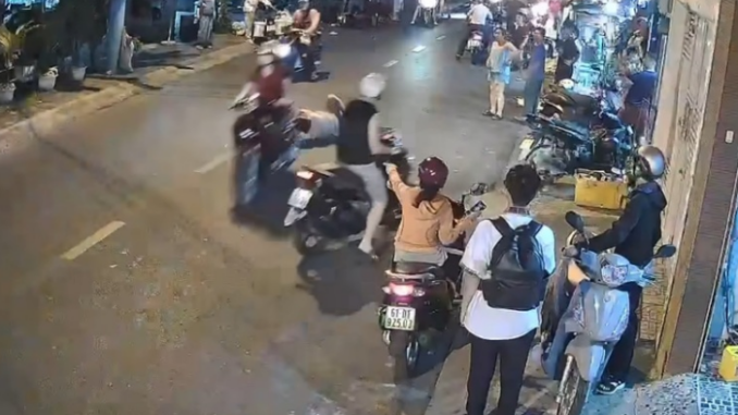 Clip NÓNG 24h: Phẫn nộ người phụ nữ đi SH Mode bỏ chạy sau tai nạn, kéo lê cả ân nhân Clip NÓNG 24h: Phẫn nộ người phụ nữ đi SH Mode bỏ chạy sau tai nạn, kéo lê cả ân nhân