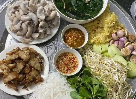 Đưa con đi 300 cây số về quê nghỉ hè, vừa về đến nhà thấy mâm cơm mẹ chồng bưng ra, tôi dắt con quay lại thành phố luôn, chồng bênh mẹ nói đó chỉ là trùng hợp nhưng tôi không tin Đưa con đi 300 cây số về quê nghỉ hè, vừa về đến nhà thấy mâm cơm mẹ chồng bưng ra, tôi dắt con quay lại thành phố luôn, chồng bênh mẹ nói đó chỉ là trùng hợp nhưng tôi không tin