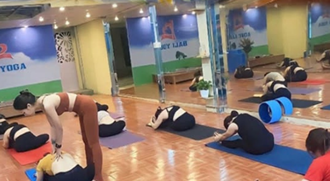 Ban đầu, tôi nghĩ yoga chỉ giúp vợ dẻo dai, khỏe mạnh hơn. Nhưng không! Sau vài tháng, cô ấy thay đổi một cách đáng kinh ngạc: dáng đẹp hơn, da dẻ hồng hào, thần thái sang chảnh… nhưng điều làm tôi hoang mang nhất chính là sáng nào cũng thế đúng 5h là vợ đi tập… Ban đầu, tôi nghĩ yoga chỉ giúp vợ dẻo dai, khỏe mạnh hơn. Nhưng không! Sau vài tháng, cô ấy thay đổi một cách đáng kinh ngạc: dáng đẹp hơn, da dẻ hồng hào, thần thái sang chảnh… nhưng điều làm tôi hoang mang nhất chính là sáng nào cũng thế đúng 5h là vợ đi tập…