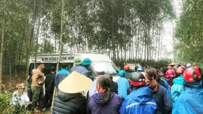 Đang đưa tang anh trai, người em 40 tuổi bị xe tang đè qua đời: Toàn bộ sự việc gây bàng hoàng Đang đưa tang anh trai, người em 40 tuổi bị xe tang đè qua đời: Toàn bộ sự việc gây bàng hoàng