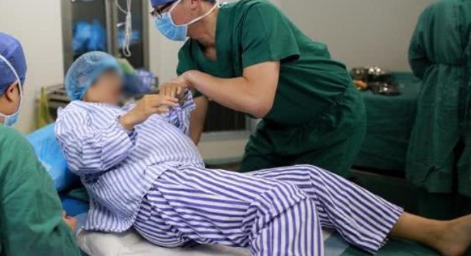 Đang chuyển dạ thì đột nhiên bị ho, người mẹ 33 tuổi 'ra đi' sau 5 phút Đang chuyển dạ thì đột nhiên bị ho, người mẹ 33 tuổi 'ra đi' sau 5 phút
