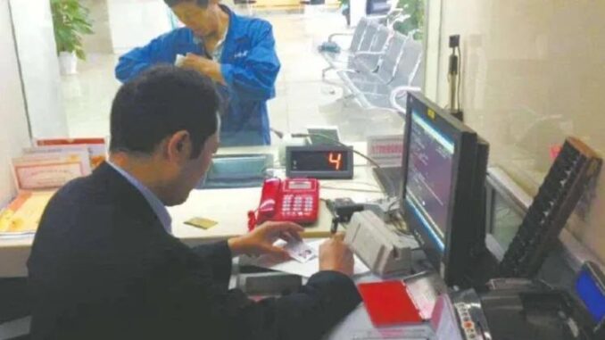 Bà lão không vay tiền bỗng nhận thông báo nợ hơn 320 triệu ở ngân hàng: Lí do vì sao Bà lão không vay tiền bỗng nhận thông báo nợ hơn 320 triệu ở ngân hàng: Lí do vì sao